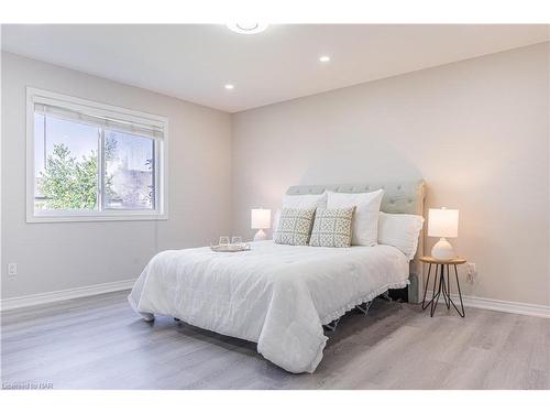 7045 Kalar Road, Niagara Falls, ON - Indoor Photo Showing Bedroom