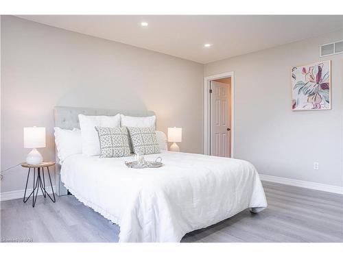 7045 Kalar Road, Niagara Falls, ON - Indoor Photo Showing Bedroom