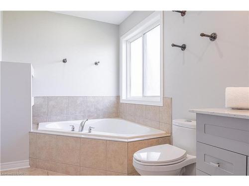 7045 Kalar Road, Niagara Falls, ON - Indoor Photo Showing Bathroom