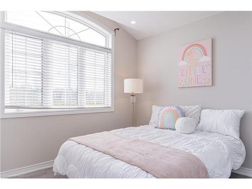 7045 Kalar Road, Niagara Falls, ON - Indoor Photo Showing Bedroom