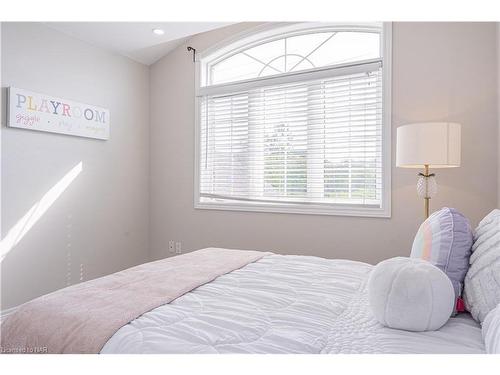 7045 Kalar Road, Niagara Falls, ON - Indoor Photo Showing Bedroom