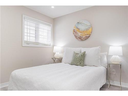 7045 Kalar Road, Niagara Falls, ON - Indoor Photo Showing Bedroom