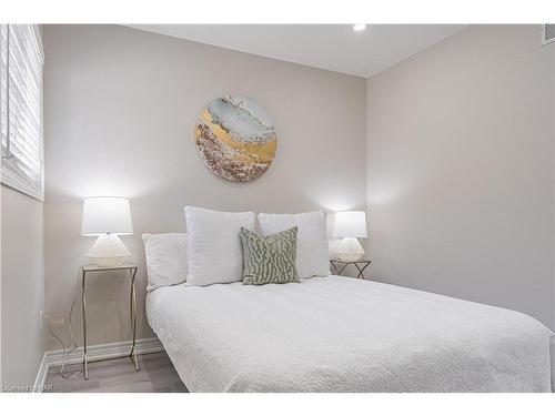 7045 Kalar Road, Niagara Falls, ON - Indoor Photo Showing Bedroom