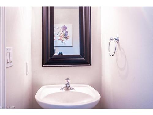 7045 Kalar Road, Niagara Falls, ON - Indoor Photo Showing Bathroom