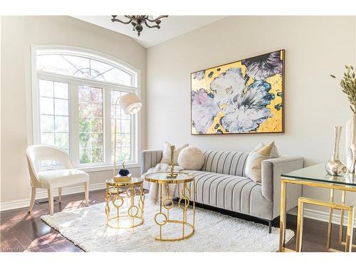 7045 Kalar Road, Niagara Falls, ON - Indoor Photo Showing Living Room