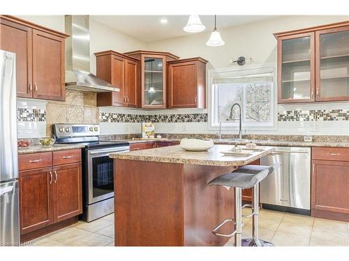 7045 Kalar Road, Niagara Falls, ON - Indoor Photo Showing Kitchen