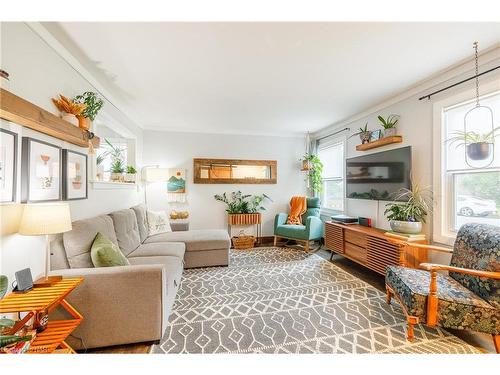 6151 Cadham Street, Niagara Falls, ON - Indoor Photo Showing Living Room