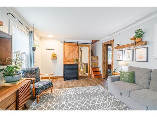 6151 Cadham Street, Niagara Falls, ON - Indoor Photo Showing Living Room