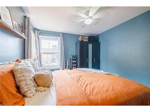 6151 Cadham Street, Niagara Falls, ON - Indoor Photo Showing Bedroom