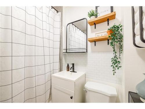 6151 Cadham Street, Niagara Falls, ON - Indoor Photo Showing Bathroom