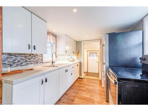 6151 Cadham Street, Niagara Falls, ON - Indoor Photo Showing Kitchen