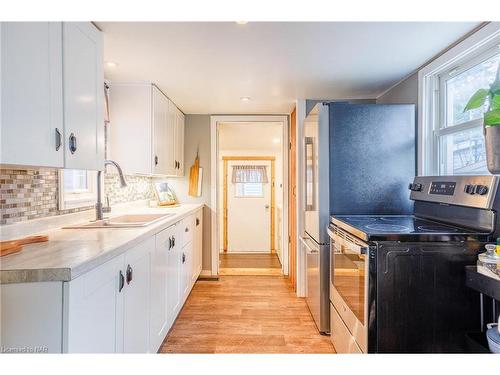 6151 Cadham Street, Niagara Falls, ON - Indoor Photo Showing Kitchen