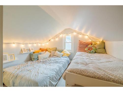 6151 Cadham Street, Niagara Falls, ON - Indoor Photo Showing Bedroom