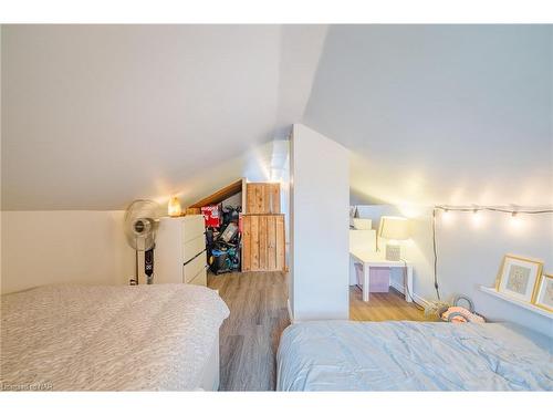 6151 Cadham Street, Niagara Falls, ON - Indoor Photo Showing Bedroom