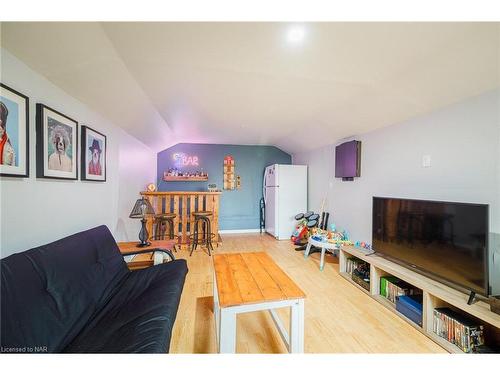 6151 Cadham Street, Niagara Falls, ON - Indoor Photo Showing Living Room