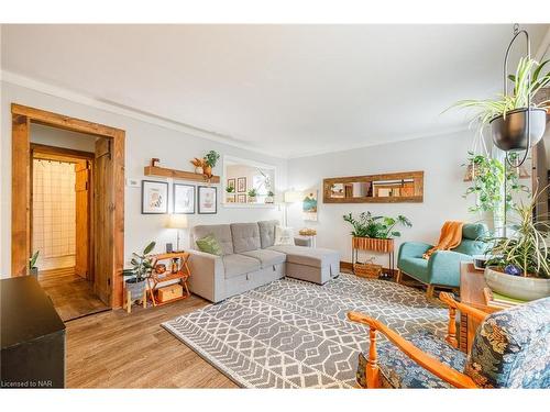 6151 Cadham Street, Niagara Falls, ON - Indoor Photo Showing Living Room