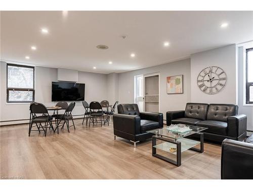 504-141 Church Street, St. Catharines, ON - Indoor Photo Showing Living Room