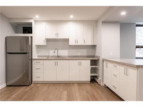 504-141 Church Street, St. Catharines, ON - Indoor Photo Showing Kitchen