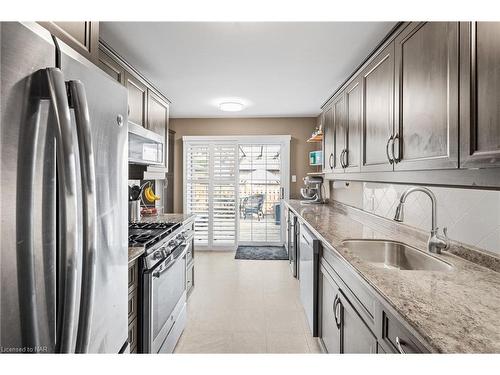 5 Fonthill Court, St. Catharines, ON - Indoor Photo Showing Kitchen With Upgraded Kitchen