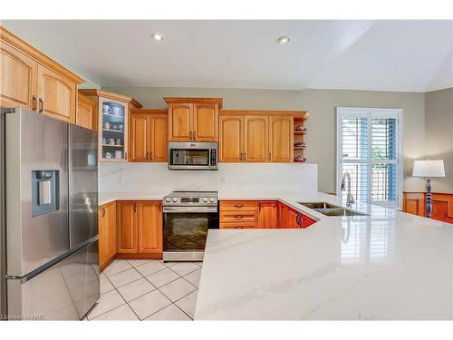 3750 Kalar Road, Niagara Falls, ON - Indoor Photo Showing Kitchen With Double Sink