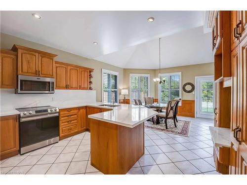 3750 Kalar Road, Niagara Falls, ON - Indoor Photo Showing Kitchen