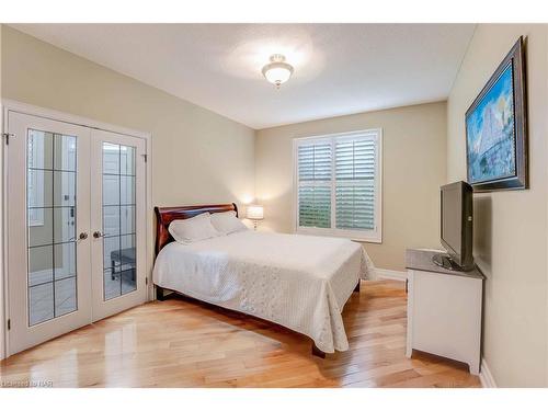 3750 Kalar Road, Niagara Falls, ON - Indoor Photo Showing Bedroom