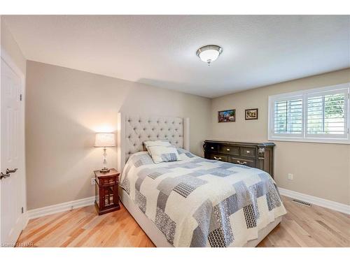 3750 Kalar Road, Niagara Falls, ON - Indoor Photo Showing Bedroom