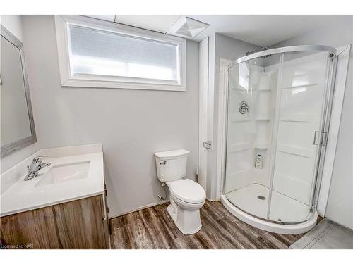 3750 Kalar Road, Niagara Falls, ON - Indoor Photo Showing Bathroom