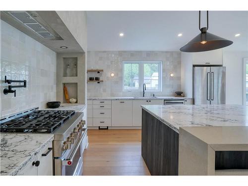 4306 Sixth Avenue, Niagara Falls, ON - Indoor Photo Showing Kitchen With Upgraded Kitchen