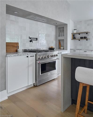 4306 Sixth Avenue, Niagara Falls, ON - Indoor Photo Showing Kitchen