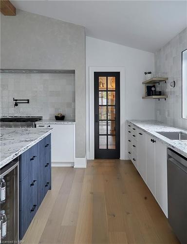 4306 Sixth Avenue, Niagara Falls, ON - Indoor Photo Showing Kitchen