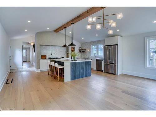 4306 Sixth Avenue, Niagara Falls, ON - Indoor Photo Showing Kitchen With Upgraded Kitchen