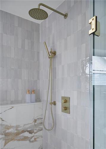 4306 Sixth Avenue, Niagara Falls, ON - Indoor Photo Showing Bathroom