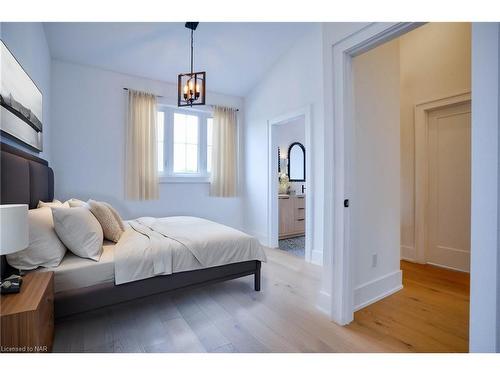 4306 Sixth Avenue, Niagara Falls, ON - Indoor Photo Showing Bedroom