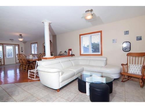 3934 Christina Court, Ridgeway, ON - Indoor Photo Showing Living Room