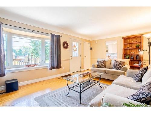 81 Coronation Street, Port Colborne, ON - Indoor Photo Showing Living Room