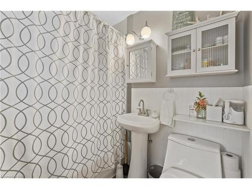 23 Mary Street, Fort Erie, ON - Indoor Photo Showing Bathroom