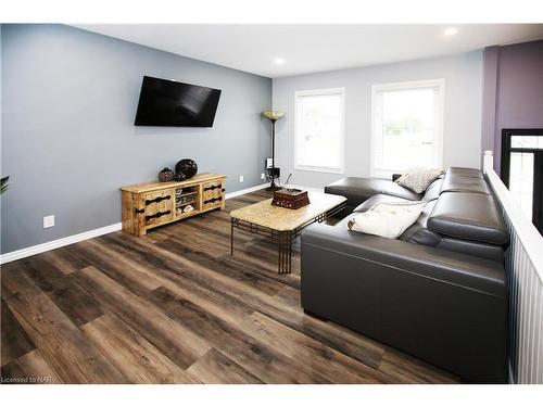 63 Catherine Street, Fort Erie, ON - Indoor Photo Showing Living Room