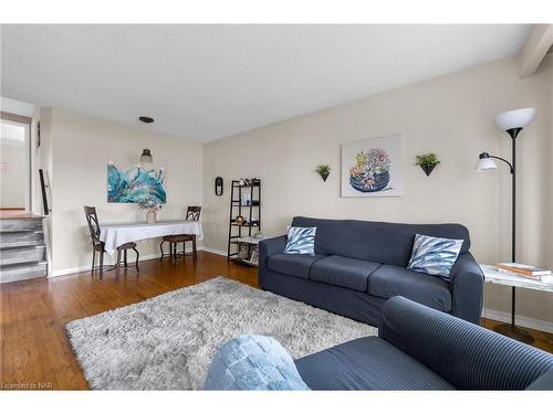 63 Honeywell Drive, Hamilton, ON - Indoor Photo Showing Living Room