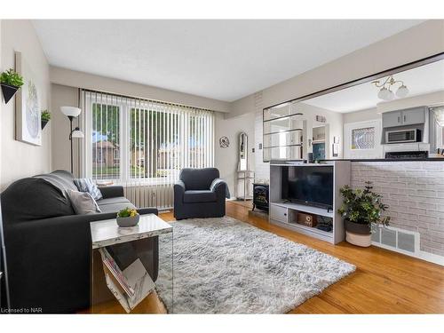 63 Honeywell Drive, Hamilton, ON - Indoor Photo Showing Living Room