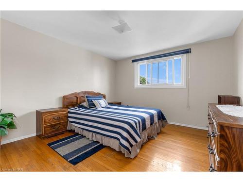 63 Honeywell Drive, Hamilton, ON - Indoor Photo Showing Bedroom