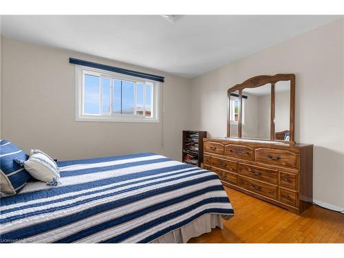 63 Honeywell Drive, Hamilton, ON - Indoor Photo Showing Bedroom