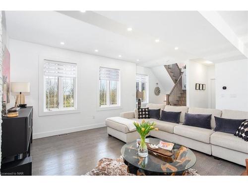 67 Bradley Street, St. Catharines, ON - Indoor Photo Showing Living Room