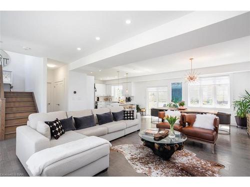 67 Bradley Street, St. Catharines, ON - Indoor Photo Showing Living Room