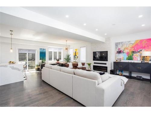 67 Bradley Street, St. Catharines, ON - Indoor Photo Showing Living Room