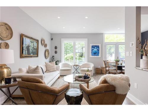 6-88 Lakeport Road, St. Catharines, ON - Indoor Photo Showing Living Room