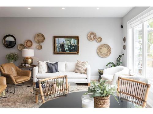 6-88 Lakeport Road, St. Catharines, ON - Indoor Photo Showing Living Room