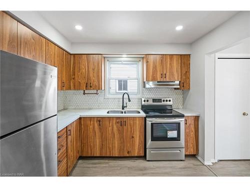 168 Windsor Street, Welland, ON - Indoor Photo Showing Kitchen With Double Sink