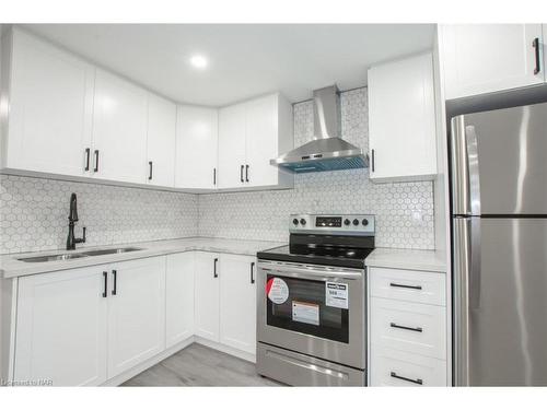 168 Windsor Street, Welland, ON - Indoor Photo Showing Kitchen With Double Sink With Upgraded Kitchen