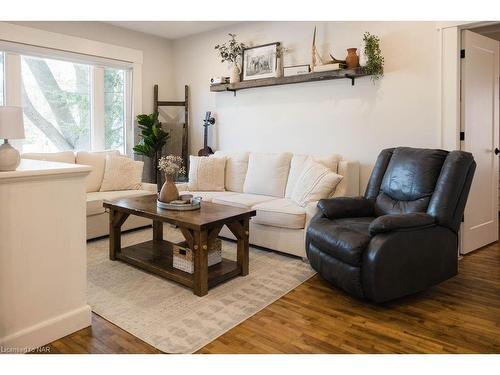 241 First Avenue, Welland, ON - Indoor Photo Showing Living Room